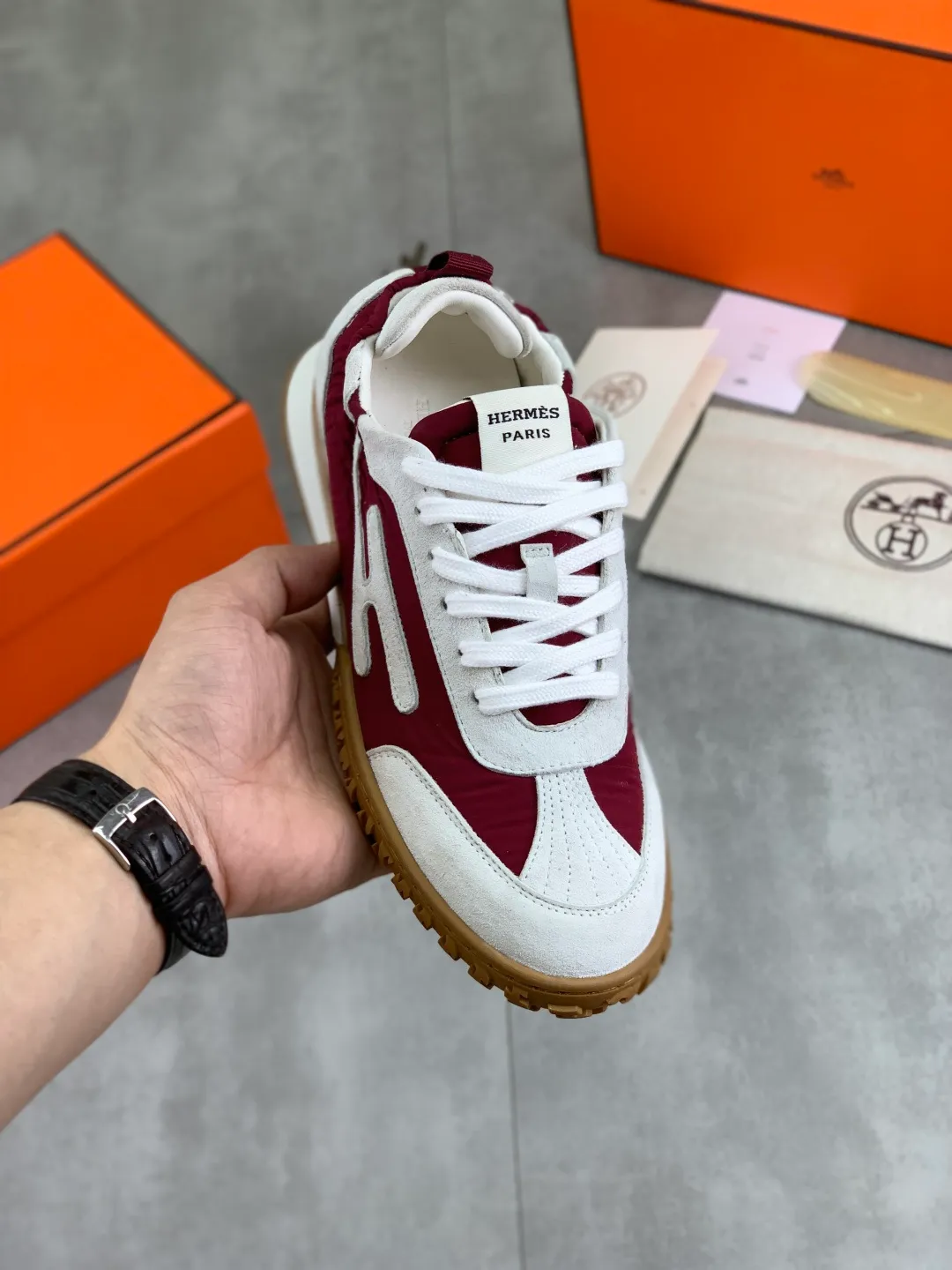 Men's men's shoes 💰P600 New model Top version Original order Hermes Hermès men's Drift Sneaker Summer new casual sports shoes Original purchase, development, production H family men's classic series, technological breathable fabrics with cowhide, casual sports shoes, casual shoes, sports dad shoes combine high-tech breathable materials and cowhide, H family exclusive button decoration on the side. The outsole is full of H italic design and bright colors to show vitality and continue the brand design inspiration. Stroll around the city lightly and feel free and comfortable. Delivered in exquisite packaging 🛍📦 ▪️Fabric: original customized breathable material + first-layer cowhide ▪️Inner: cowhide feet ▪️Outsole: molded and evacuated PU+TPU material ▪️Size: 35-45 Multiple colors available Premium packaging